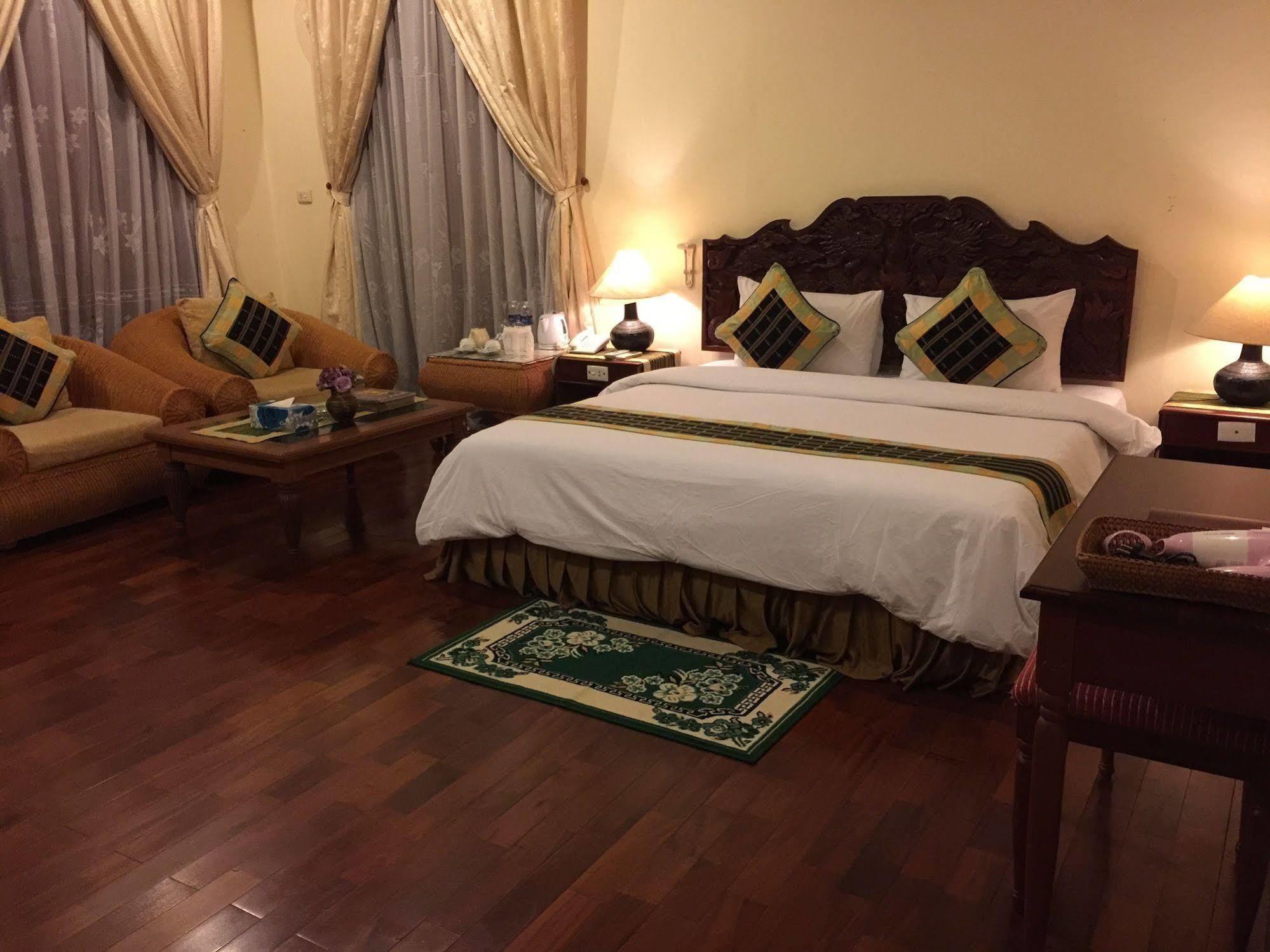 Champasak Palace Hotel Pakse Bagian luar foto